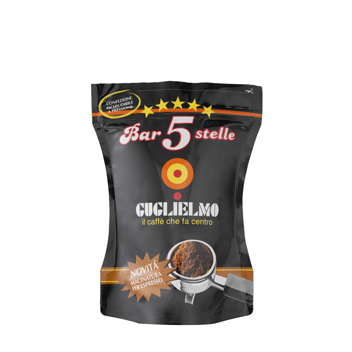 Eine schwarze wiederverschließbare Aromaverpackung für den gemahlenen Espresso Kaffee Guglielmo Bar 5 Stelle. In der Mitte sieht man das Logo von Guglielmo mit dem orange,gelb, roten konzentrischen Kreis. Darunter ist ein Siebträger mit einem gehäuften Gupf Kaffeepulver abgebildet. Darüber befindet sich der weiße Schiftzug mit rotem Rand Bar 5 Stelle mit 5 gelben Sternen darüber.