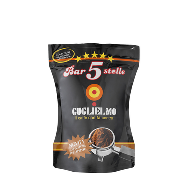 Eine schwarze wiederverschließbare Aromaverpackung für den gemahlenen Espresso Kaffee Guglielmo Bar 5 Stelle. In der Mitte sieht man das Logo von Guglielmo mit dem orange,gelb, roten konzentrischen Kreis. Darunter ist ein Siebträger mit einem gehäuften Gupf Kaffeepulver abgebildet. Darüber befindet sich der weiße Schiftzug mit rotem Rand Bar 5 Stelle mit 5 gelben Sternen darüber.