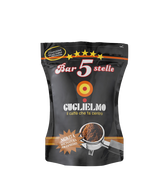 Eine schwarze wiederverschließbare Aromaverpackung für den gemahlenen Espresso Kaffee Guglielmo Bar 5 Stelle. In der Mitte sieht man das Logo von Guglielmo mit dem orange,gelb, roten konzentrischen Kreis. Darunter ist ein Siebträger mit einem gehäuften Gupf Kaffeepulver abgebildet. Darüber befindet sich der weiße Schiftzug mit rotem Rand Bar 5 Stelle mit 5 gelben Sternen darüber.