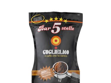 Eine schwarze wiederverschließbare Aromaverpackung für den gemahlenen Espresso Kaffee Guglielmo Bar 5 Stelle. In der Mitte sieht man das Logo von Guglielmo mit dem orange,gelb, roten konzentrischen Kreis. Darunter ist ein Siebträger mit einem gehäuften Gupf Kaffeepulver abgebildet. Darüber befindet sich der weiße Schiftzug mit rotem Rand Bar 5 Stelle mit 5 gelben Sternen darüber.