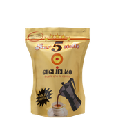 Eine goldene wiederverschließbare Aromaverpackung für den gemahlenen Mokka Kaffee Guglielmo Bar 5 Stelle Oro. In der Mitte sieht man das Logo von Guglielmo mit dem orange,gelb, roten konzentrischen Kreis. Darunter ist eine Aluminium Mokkakanne abgebildet welche frisch gebrühten Kaffee in eine weiße Tasse eingießt. Darüber befindet sich der weiße Schiftzug mit rotem Rand Bar 5 Stelle mit 5 gelben Sternen darüber.