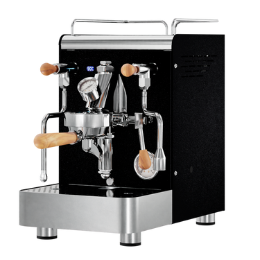 Die Espressomaschine Elba Gentile in schwarz mit Kipphebel mit Olivenholzgriffen. Auf der linken Seite befindet sich der Dampfhahn, auf der rechten der Teewasserhahn. Darunter die abnehmbare Abtropftasse. Darüber eine Reling um das herunterfallen der Tassen zu vermeiden.