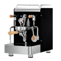 Die Espressomaschine Elba Gentile in schwarz mit Kipphebel mit Olivenholzgriffen. Auf der linken Seite befindet sich der Dampfhahn, auf der rechten der Teewasserhahn. Darunter die abnehmbare Abtropftasse. Darüber eine Reling um das herunterfallen der Tassen zu vermeiden.