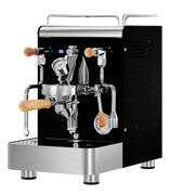Die Espressomaschine Elba Gentile in schwarz mit Kipphebel mit Olivenholzgriffen. Auf der linken Seite befindet sich der Dampfhahn, auf der rechten der Teewasserhahn. Darunter die abnehmbare Abtropftasse. Darüber eine Reling um das herunterfallen der Tassen zu vermeiden.