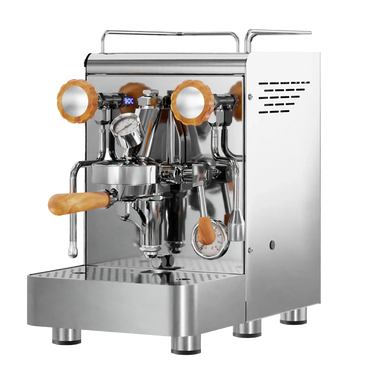 Die Espressomaschine Elba Gentile in Edelstahl mit Drehrädern aus Olivenholz. Auf der linken Seite befindet sich der Dampfhahn, auf der rechten der Teewasserhahn. Darunter die abnehmbare Abtropftasse. Darüber eine Reling um das Herunterfallen der Tassen zu vermeiden.