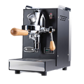 Die Espressomaschine Elba Mini in schwarz mit Olivenholzgriff. In der Mitte befindet sich die Faema E-61 Brühgruppe. Darunter die herausziehbare Abtropftasse. Darüber eine Reling um das Herunterfallen der Tassen zu vermeiden, dahinter der abnehmbare Edelstahl Wassertank.
