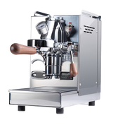 Die Espressomaschine Elba Mini  in Edelstahl mit Walnussgriff. In der Mitte befindet sich die Faema E-61 Brühgruppe. Darunter die herausziehbare Abtropftasse. Darüber eine Reling um das Herunterfallen der Tassen zu vermeiden, dahinter der abnehmbare Edelstahl Wassertank.