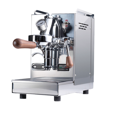 Die Espressomaschine Elba Mini  in Edelstahl mit Walnussgriff. In der Mitte befindet sich die Faema E-61 Brühgruppe. Darunter die herausziehbare Abtropftasse. Darüber eine Reling um das Herunterfallen der Tassen zu vermeiden, dahinter der abnehmbare Edelstahl Wassertank.