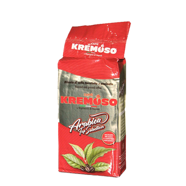 Eine vakuumverpackte Kaffeepackung für den Mokka Kaffee Kremoso Arabica Top Selection. Die Verpackung ist in den Farben rot/gold/rot gehalten. Der Schriftzug Caffè Kremoso in roten Großbuchstaben befindet sich in der Mitte der Packung aufgedruckt. Darunter ist eine Kaffeepflanze mit grünen Blättern abgebildet.