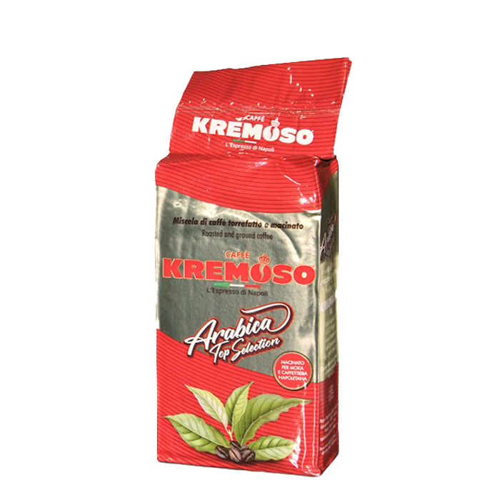 Eine vakuumverpackte Kaffeepackung für den Mokka Kaffee Kremoso Arabica Top Selection. Die Verpackung ist in den Farben rot/gold/rot gehalten. Der Schriftzug Caffè Kremoso in roten Großbuchstaben befindet sich in der Mitte der Packung aufgedruckt. Darunter ist eine Kaffeepflanze mit grünen Blättern abgebildet.