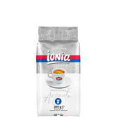 Eine silber weiße Vakuumverpackung für den gemahlenen Mokka Kaffee Ionia Argento. In der Mitte ist eine dickwandige weiße Espressotasse mit dem Ionia Logo abgebildet. Sie ist fast voll gefüllt mit Espresso mit dichter Crema. Darüber sieht man den weißen Ionia Schriftzug auf rot/blauem Hintergrund. Unterhalb ist der Schriftzug Argento in silberner Schreibschrift angebracht.