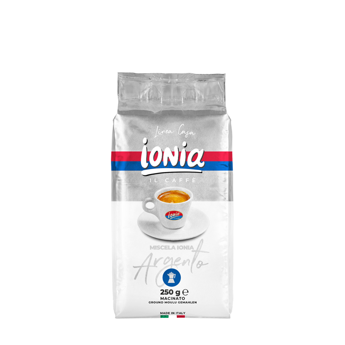 Eine silber weiße Vakuumverpackung für den gemahlenen Mokka Kaffee Ionia Argento. In der Mitte ist eine dickwandige weiße Espressotasse mit dem Ionia Logo abgebildet. Sie ist fast voll gefüllt mit Espresso mit dichter Crema. Darüber sieht man den weißen Ionia Schriftzug auf rot/blauem Hintergrund. Unterhalb ist der Schriftzug Argento in silberner Schreibschrift angebracht.