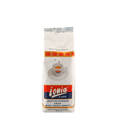 Eine weiße Verpackung für Kaffeebohnen mit Aromaventil. In der Mitte ist eine dickwandige weiße Espressotasse mit dem Ionia Logo abgebildet. Sie ist halb voll gefüllt mit Espresso mit dichter Crema. Darunter sieht man den weißen Ionia Schriftzug auf rot/blauem Hintergrund. Unterhalb ist der Schriftzug Argento Superior in blauen Blockbuchstaben angebracht.