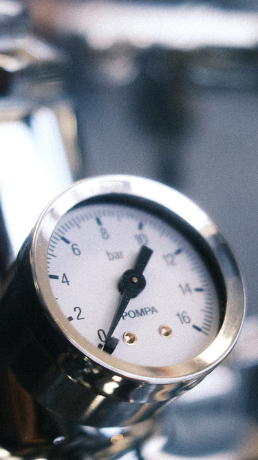 Eine Detailaufnahme der Espressomaschine Elba Gentile. Der Fokus liegt auf dem Brühdruck Manometer.