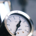 Eine Detailaufnahme der Espressomaschine Elba Gentile. Der Fokus liegt auf dem Brühdruck Manometer.
