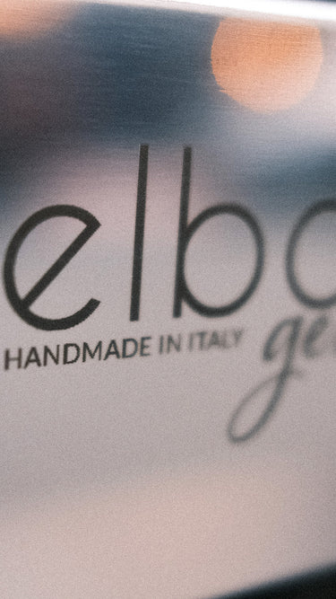 Eine Detailaufnahme der Espressomaschine Elba Gentile. Der Fokus liegt auf dem Schriftzug Elba Handmade in Italy.