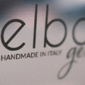 Eine Detailaufnahme der Espressomaschine Elba Gentile. Der Fokus liegt auf dem Schriftzug Elba Handmade in Italy.