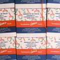 Eine Lieferung von Ionia Kartons welche übereinander gestapelt sind. Jeder Karton ist weiß, rot, blau mit dem Ionia Logo in der Mitte.