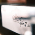 Eine Detailaufnahme der Abtropftasse einer Espressomaschine mit der Aufschrift „Elba Quattro“. 