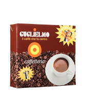 Eine braune Vakuumverpackung für den gemahlenen Mokka Kaffee Guglielmo Caffetteria. Links oben sieht man das Logo von Guglielmo mit dem orange, gelb, roten konzentrischen Kreis. Darunter ist eine kleine Aluminium Mokkakanne abgebildet. Darüber befindet sich der weiße Schriftzug Caffetteria. Rechts unten ist eine weiße Kaffeetasse zu sehen.