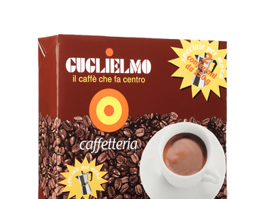 Eine braune Vakuumverpackung für den gemahlenen Mokka Kaffee Guglielmo Caffetteria. Links oben sieht man das Logo von Guglielmo mit dem orange, gelb, roten konzentrischen Kreis. Darunter ist eine kleine Aluminium Mokkakanne abgebildet. Darüber befindet sich der weiße Schriftzug Caffetteria. Rechts unten ist eine weiße Kaffeetasse zu sehen.