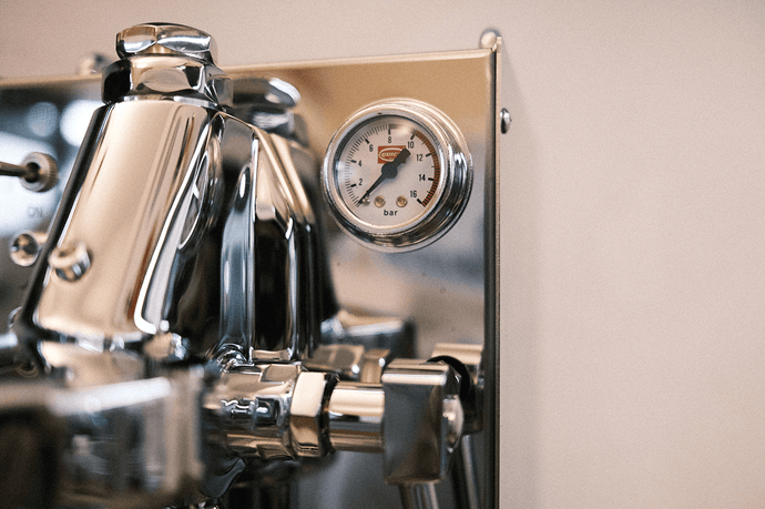 Eine Detailaufnahme der Espressomaschine Quickmill Carola. Der Fokus liegt dabei auf dem Brühdruck Manometer auf der rechten Seite.