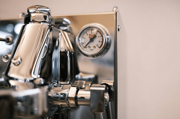 Eine Detailaufnahme der Espressomaschine Quickmill Carola. Der Fokus liegt dabei auf dem Brühdruck Manometer auf der rechten Seite.