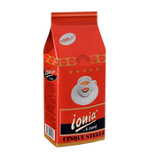 Eine rote Verpackung für Kaffeebohnen mit Aromaventil. In der Mitte ist eine dickwandige weiße Espressotasse mit dem Ionia Logo abgebildet. Sie ist halb voll gefüllt mit Espresso mit dichter Crema. Darunter sieht man den weißen Ionia Schriftzug. Unterhalb ist der Schriftzug Cinque Stelle in schwarzen Blockbuchstaben angebracht.