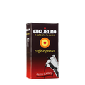 Eine Vakuumverpackung für den gemahlenen Mokka Kaffee Guglielmo Classico mit hellrot bis dunkelrotem Farbverlauf. Oben sieht man den weißen Schriftzug Guglielmo il caffè che fa centro, darunter das Logo mit dem orange, gelb, roten konzentrischen Kreis. In der Mitte steht caffè espresso. Darunter ist eine schräge Aluminium Mokkakanne abgebildet. Unten die Aufschrift Gusto Classico.