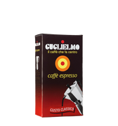 Eine Vakuumverpackung für den gemahlenen Mokka Kaffee Guglielmo Classico mit hellrot bis dunkelrotem Farbverlauf. Oben sieht man den weißen Schriftzug Guglielmo il caffè che fa centro, darunter das Logo mit dem orange, gelb, roten konzentrischen Kreis. In der Mitte steht caffè espresso. Darunter ist eine schräge Aluminium Mokkakanne abgebildet. Unten die Aufschrift Gusto Classico.