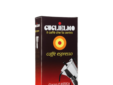 Eine Vakuumverpackung für den gemahlenen Mokka Kaffee Guglielmo Classico mit hellrot bis dunkelrotem Farbverlauf. Oben sieht man den weißen Schriftzug Guglielmo il caffè che fa centro, darunter das Logo mit dem orange, gelb, roten konzentrischen Kreis. In der Mitte steht caffè espresso. Darunter ist eine schräge Aluminium Mokkakanne abgebildet. Unten die Aufschrift Gusto Classico.