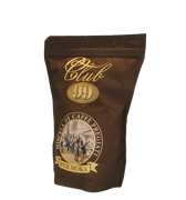 Eine dunkelbraune wiederverschließbare Aromaverpackung für den gemahlenen Mokka Kaffee von Guglielmo Club 99 . Oben befindet sich der geschwungene goldene Schriftzug Club, darunter ebenfalls in Gold 99. Darunter sieht man eine Szene aus einem Kaffeehaus von etwa 100 Jahren. Darauf sind Männer mit Zylinder Hüten zu sehen.