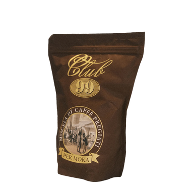 Eine dunkelbraune wiederverschließbare Aromaverpackung für den gemahlenen Mokka Kaffee von Guglielmo Club 99 . Oben befindet sich der geschwungene goldene Schriftzug Club, darunter ebenfalls in Gold 99. Darunter sieht man eine Szene aus einem Kaffeehaus von etwa 100 Jahren. Darauf sind Männer mit Zylinder Hüten zu sehen.