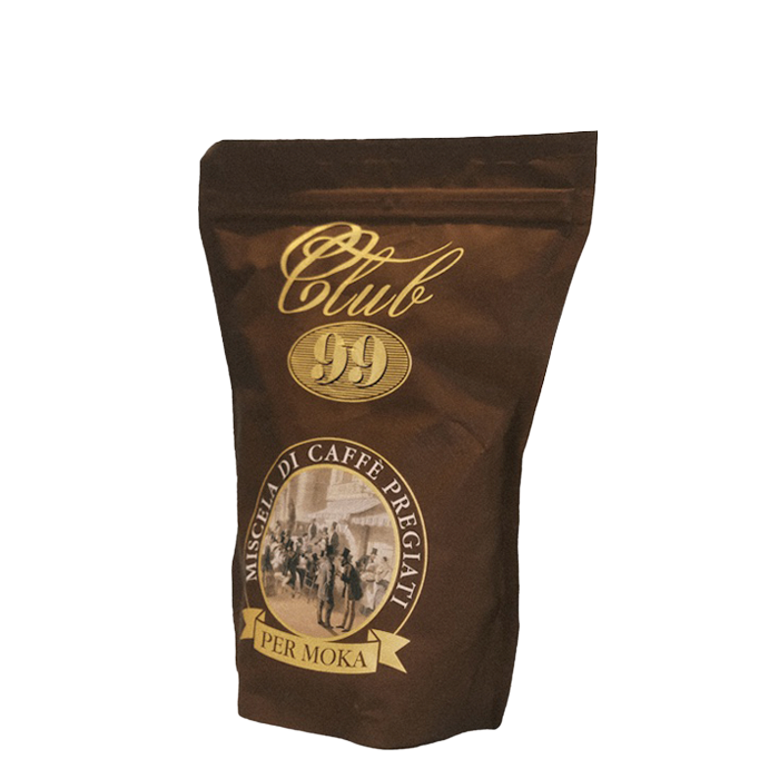 Eine dunkelbraune wiederverschließbare Aromaverpackung für den gemahlenen Mokka Kaffee von Guglielmo Club 99 . Oben befindet sich der geschwungene goldene Schriftzug Club, darunter ebenfalls in Gold 99. Darunter sieht man eine Szene aus einem Kaffeehaus von etwa 100 Jahren. Darauf sind Männer mit Zylinder Hüten zu sehen.