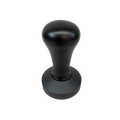 Ein Tamper zum Pressen von gemahlenem Kaffee in den Siebträger vom  Hersteller De Vecchi Giuseppe. Der ergonomisch abgerundete Holzgriff ist schwarz lackiert, die ebenfalls schwarz lackierte Base aus Edelstahl ausgeführt.