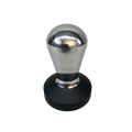Ein Tamper zum Pressen von gemahlenem Kaffee in den Siebträger vom Hersteller De Vecchi Giuseppe. Der Griff aus poliertem Aluminium ist ergonomisch abgerundet, die schwarz lackierte Base aus Edelstahl ausgeführt.