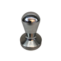 Ein Tamper zum Pressen von gemahlenem Kaffee in den Siebträger vom  Hersteller De Vecchi Giuseppe. Der Griff aus poliertem Aluminium ist ergonomisch abgerundet, die Base ist aus Edelstahl ausgeführt.