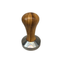 Ein Tamper zum Pressen von gemahlenem Kaffee in den Siebträger vom Hersteller De Vecchi Giuseppe. Der ergonomisch abgerundete Griff ist aus Olivenholz gefertigt, die Base aus Edelstahl ausgeführt.