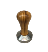 Ein Tamper zum Pressen von gemahlenem Kaffee in den Siebträger vom Hersteller De Vecchi Giuseppe. Der ergonomisch abgerundete Griff ist aus Olivenholz gefertigt, die Base aus Edelstahl ausgeführt.