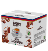 Eine Vorteilpackung mit 100 Stück einzeln verpackten Ionia Don Giovanni E.S.E. Pads. In der Mitte der Packung ist eine fast volle Espressotasse mit dichter Crema abgebildet. Die Verpackung ist weiß mit dem braunen Ionia Schriftzug auf weißem Hintergrund.