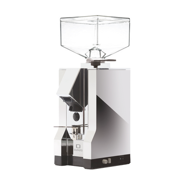 Die On-Demand Kaffeemühle Eureka Mignon Silenzio in komplett verchromter Ausführung. Am schwarzem Sockel befinden sich rechts unten der umschaltbare Druckknopf für  Timer oder manuellen Betrieb, sowie das Drehrad für die Einstellung der Mahldauer bei Timerbetrieb. 