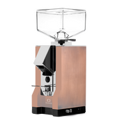 Die On-Demand Kaffeemühle Eureka Mignon Silenzio in gealtertem Kupfer mit verchromtem Auslauf. Am schwarzem Sockel befinden sich rechts unten der umschaltbare Druckknopf für Timer oder manuellen Betrieb, sowie das Drehrad für die Einstellung der Mahldauer bei Timerbetrieb. 