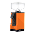Die On-Demand Kaffeemühle Eureka Mignon Silenzio in orange mit schwarzem Auslauf. Am schwarzem Sockel befinden sich rechts unten der umschaltbare Druckknopf für  Timer oder manuellen Betrieb, sowie das Drehrad für die Einstellung der Mahldauer bei Timerbetrieb. 