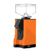 Die On-Demand Kaffeemühle Eureka Mignon Silenzio in orange mit schwarzem Auslauf. Am schwarzem Sockel befinden sich rechts unten der umschaltbare Druckknopf für  Timer oder manuellen Betrieb, sowie das Drehrad für die Einstellung der Mahldauer bei Timerbetrieb. 