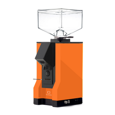 Die On-Demand Kaffeemühle Eureka Mignon Silenzio in orange mit schwarzem Auslauf. Am schwarzem Sockel befinden sich rechts unten der umschaltbare Druckknopf für  Timer oder manuellen Betrieb, sowie das Drehrad für die Einstellung der Mahldauer bei Timerbetrieb. 