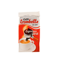 Eine silber/rote Vakuumverpackung für den gemahlenen Espresso Kaffee Trombetta Espresso Bar. In der Mitte ist ein Siebträger mit einem gehäuften Gupf Kaffeepulver abgebildet. Darunter sieht man eine weiße Espressotasse mit frisch gebrühtem Kaffee mit Crema.  Darüber befindet sich der Schriftzug Caffè Trombetta dal 1890.