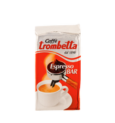 Eine silber/rote Vakuumverpackung für den gemahlenen Espresso Kaffee Trombetta Espresso Bar. In der Mitte ist ein Siebträger mit einem gehäuften Gupf Kaffeepulver abgebildet. Darunter sieht man eine weiße Espressotasse mit frisch gebrühtem Kaffee mit Crema.  Darüber befindet sich der Schriftzug Caffè Trombetta dal 1890.