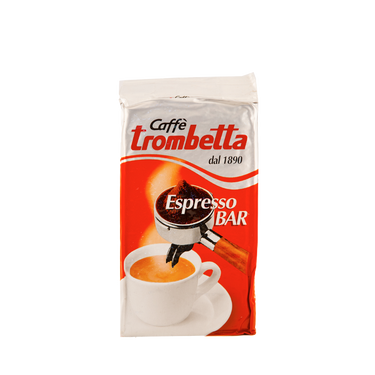 Eine silber/rote Vakuumverpackung für den gemahlenen Espresso Kaffee Trombetta Espresso Bar. In der Mitte ist ein Siebträger mit einem gehäuften Gupf Kaffeepulver abgebildet. Darunter sieht man eine weiße Espressotasse mit frisch gebrühtem Kaffee mit Crema.  Darüber befindet sich der Schriftzug Caffè Trombetta dal 1890.