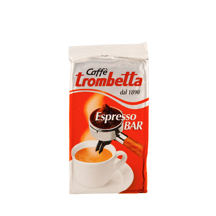 Eine silber/rote Vakuumverpackung für den gemahlenen Espresso Kaffee Trombetta Espresso Bar. In der Mitte ist ein Siebträger mit einem gehäuften Gupf Kaffeepulver abgebildet. Darunter sieht man eine weiße Espressotasse mit frisch gebrühtem Kaffee mit Crema.  Darüber befindet sich der Schriftzug Caffè Trombetta dal 1890.