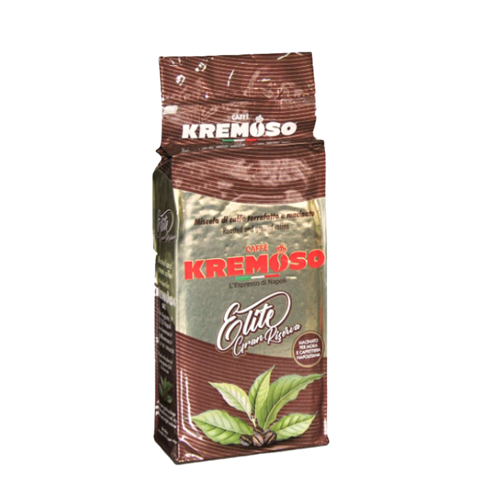 Eine vakuumverpackte Kaffeepackung für den Mokka Kaffee Kremoso Elite Gran Riserva. Die Verpackung ist in den Farben braun/gold/braun gehalten. Der Schriftzug Caffè Kremoso in roten Großbuchstaben befindet sich in der Mitte der Packung aufgedruckt. Darunter ist eine Kaffeepflanze mit grünen Blättern abgebildet.